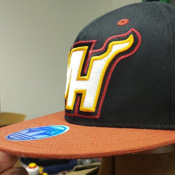adidas Miami Heat Alternate Logo 210 Fitted cap ( sz 6 7/8 - 7 1/4) - Picture 2 of 8